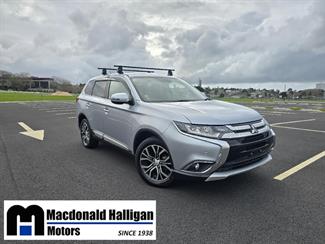 2016 Mitsubishi Outlander - Thumbnail