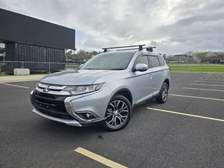 2016 Mitsubishi Outlander - Thumbnail