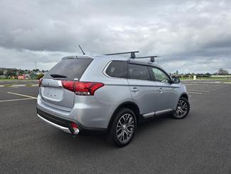 2016 Mitsubishi Outlander - Thumbnail