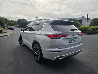 2022 Mitsubishi Outlander - Thumbnail