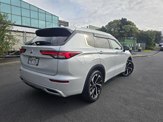 2022 Mitsubishi Outlander - Thumbnail